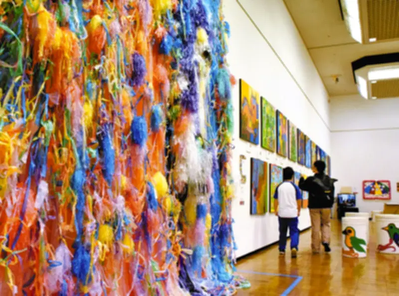 茨城県つくば美術館で障害者700人の芸術作品展 立体造形など300点を展示