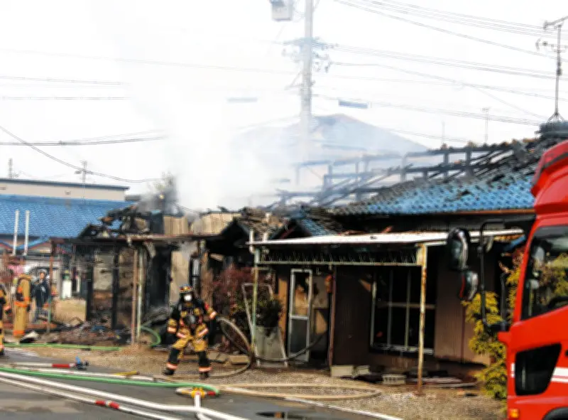 岐阜県羽島市で民家火災、84歳男性が煙吸い込み負傷 長屋3室100平方メートル焼失
