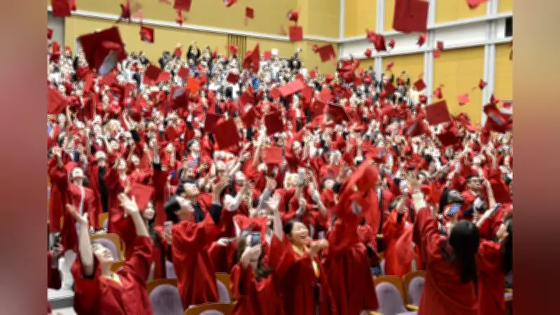 APUで春の卒業式、42か国・地域から約800人が巣立ちキャップトスで祝う