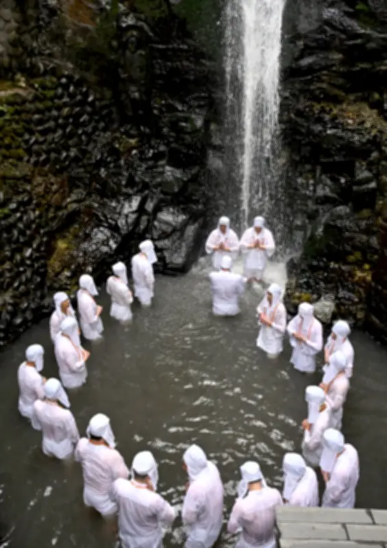 福島市飯坂町で伝統の水行 寒さ耐え無病息災を祈願