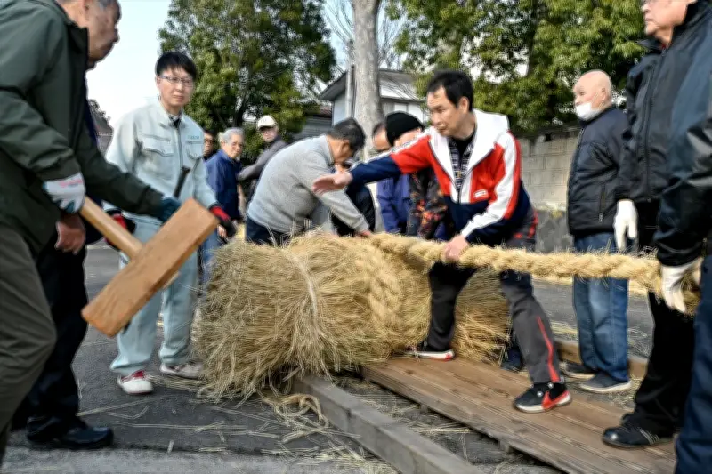 福島県伊達市で奇祭「つつこ引き祭り」開催 下帯姿の若衆が大綱引きで伝統継承