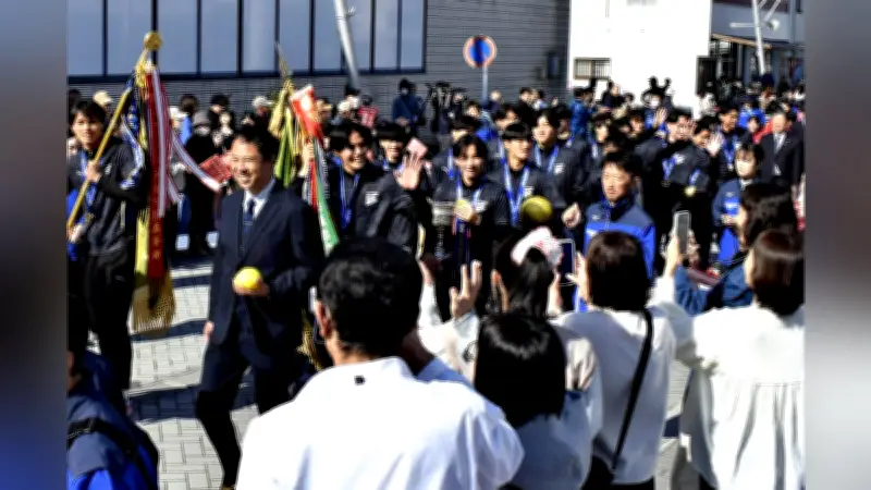 神村学園サッカー部、全国優勝と準優勝を祝うパレード開催 鹿児島で市民と喜び分かち合う