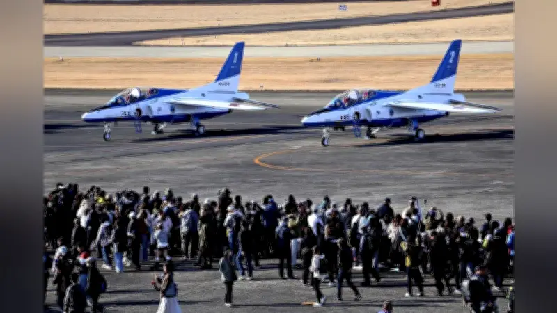 ブルーインパルスが小牧基地で曲技飛行を披露 航空祭に家族連れが熱狂