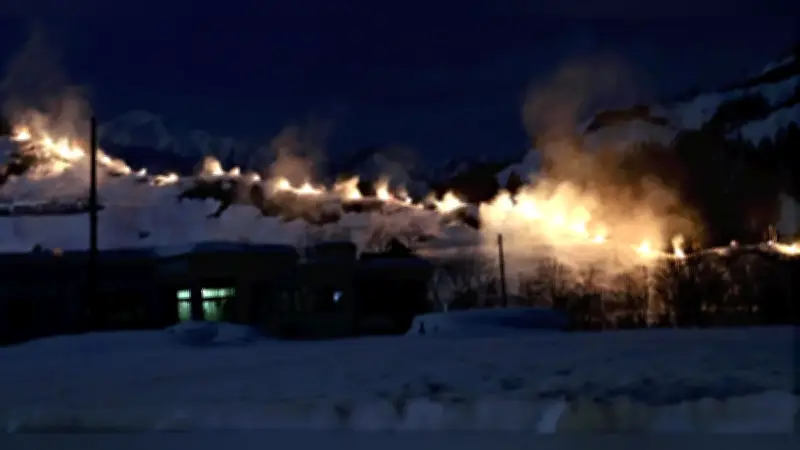 魚沼市で江戸時代から続く奇祭「百八灯」 雪山に稲わらの炎が赤く映える