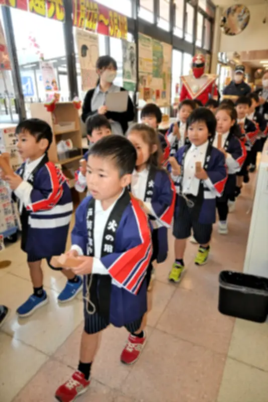 園児が拍子木で防火啓発パレード 平消防署と幼稚園がマルト平窪店で春季防火運動