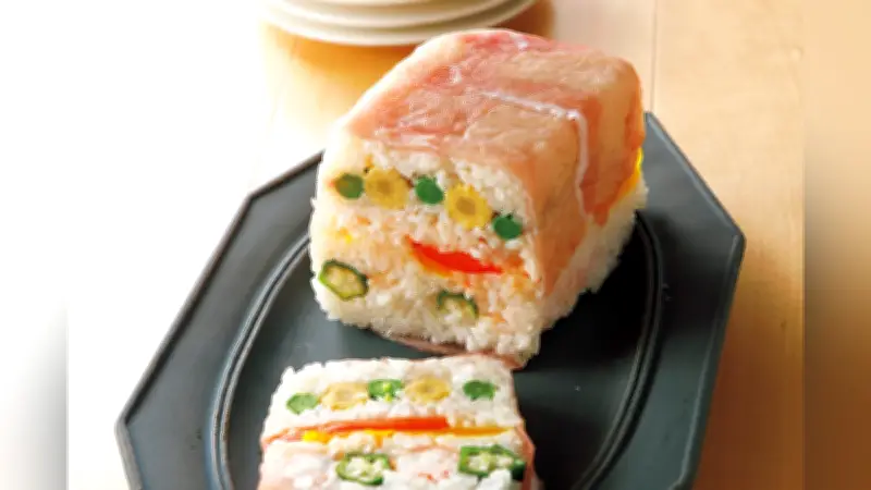 テリーヌ形の押しずしレシピ：生ハムで包んだ春の華やか一品