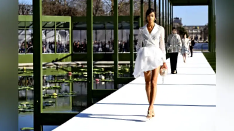 ディオール、パリ五輪聖火台跡地で華麗なファッションショー開催 今田美桜・河合優実ら豪華ゲスト来場