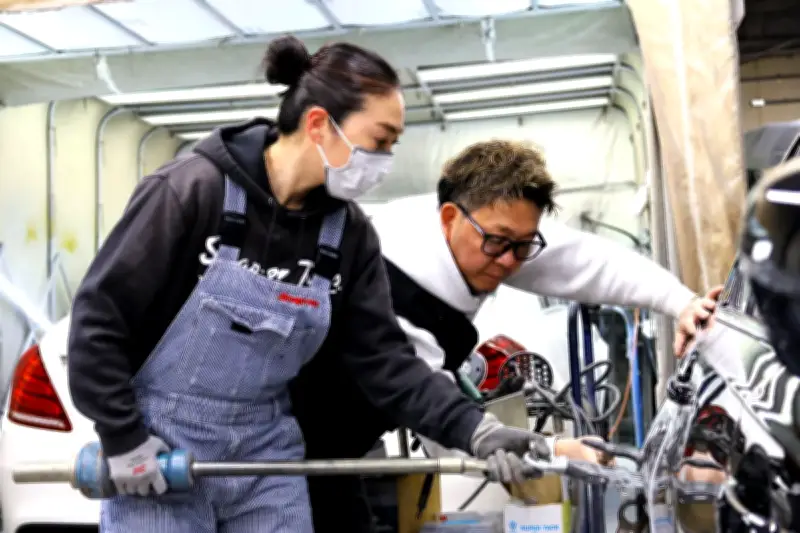 高級車板金塗装、夫婦で磨く技術 ジェンダー超えた職人魂