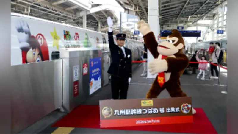 スーパーマリオ新幹線が鹿児島中央駅で出発式、駅長とドンキーコングが共演