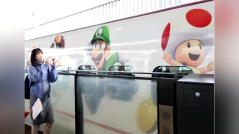 スーパーマリオデザインの九州新幹線「つばめ」運行開始、熊本駅で家族連れが歓迎