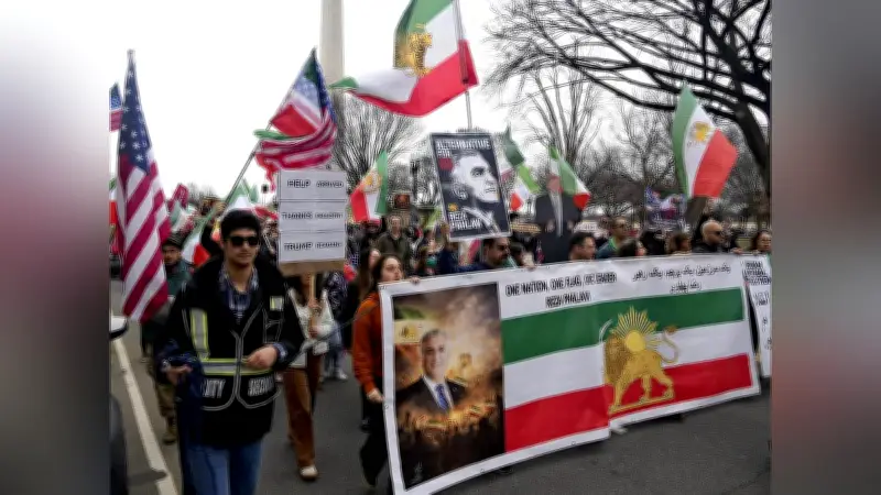 ワシントンでイラン系住民がトランプ氏を称賛する集会、「ハメネイ師は死んだ」と連呼