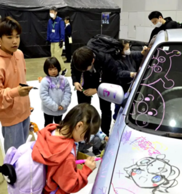 福島で家族向けチャリティーイベント開催、らくがきカーで子どもたちが夢中に