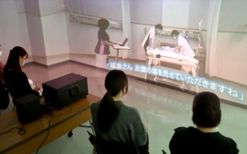 福島医大が臨場感ある看護演習を初実施、教室の壁に映像投影で現場体験を再現