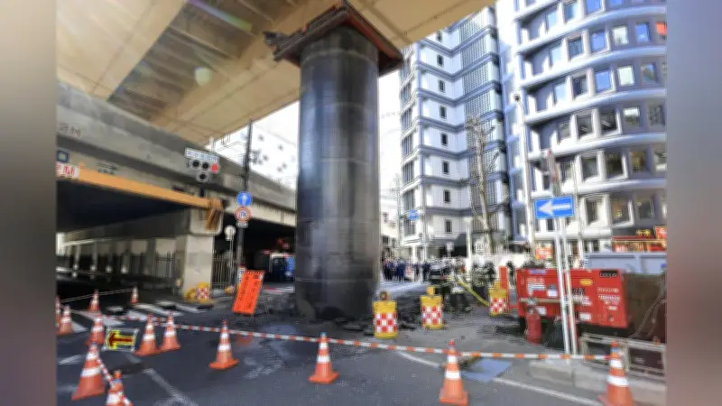 大阪・梅田で巨大パイプが地中からせり上がる 専門家「非常に珍しい現象」