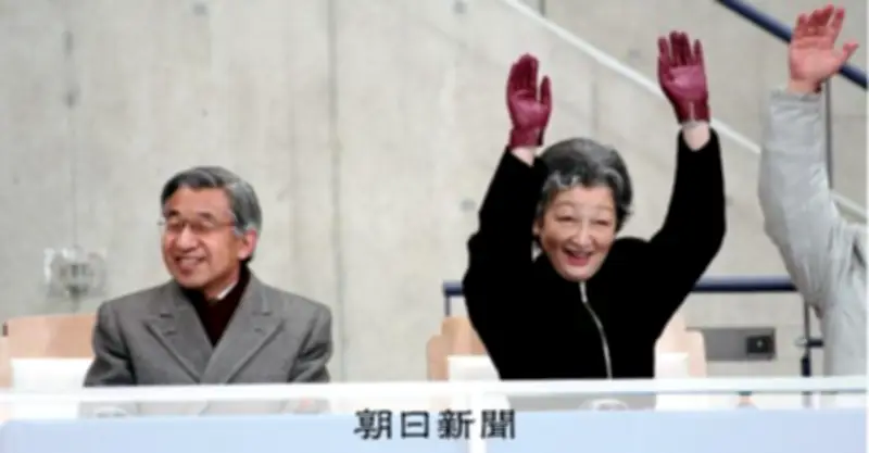 美智子さまが観客と一体に 長野パラリンピックで両手を挙げてウェーブに参加