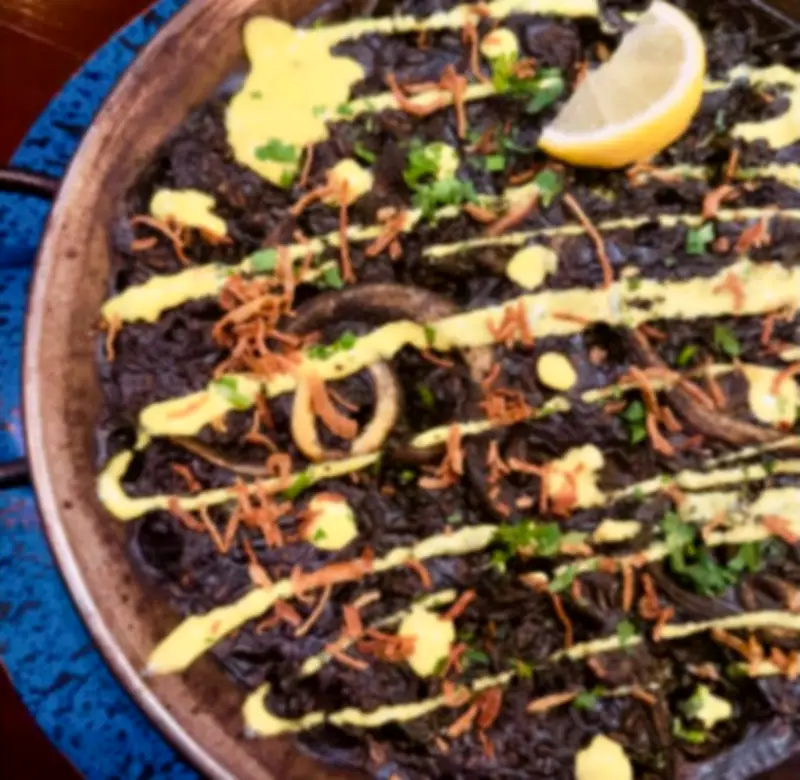 福島で「大ゴッホ展」開催中！「星月夜」をイメージした漆黒パエージャが話題に