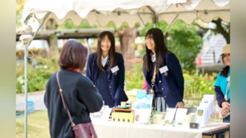 大阪女学院が芝生広場で地域交流マルシェ開催、卒業生も駄菓子屋で母校を盛り上げる