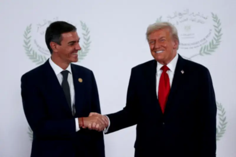 スペイン首相、トランプ氏批判で存在感 「戦争にノー」の姿勢鮮明に
