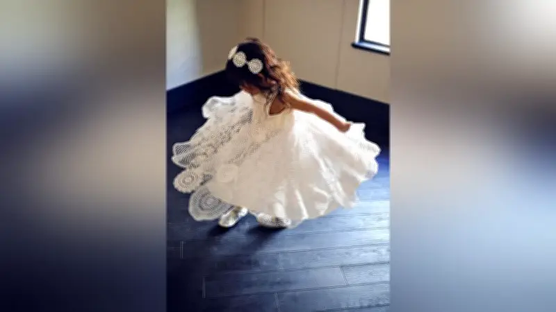 女子少年院の少女たちが編んだレースがドレスや帽子に 国際女性デーに販売で社会復帰支援