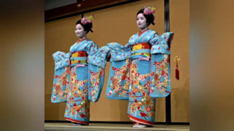 祇園甲部「都をどり」総をどり衣装の秘密 浅葱色の京友禅に込められた歴史と美