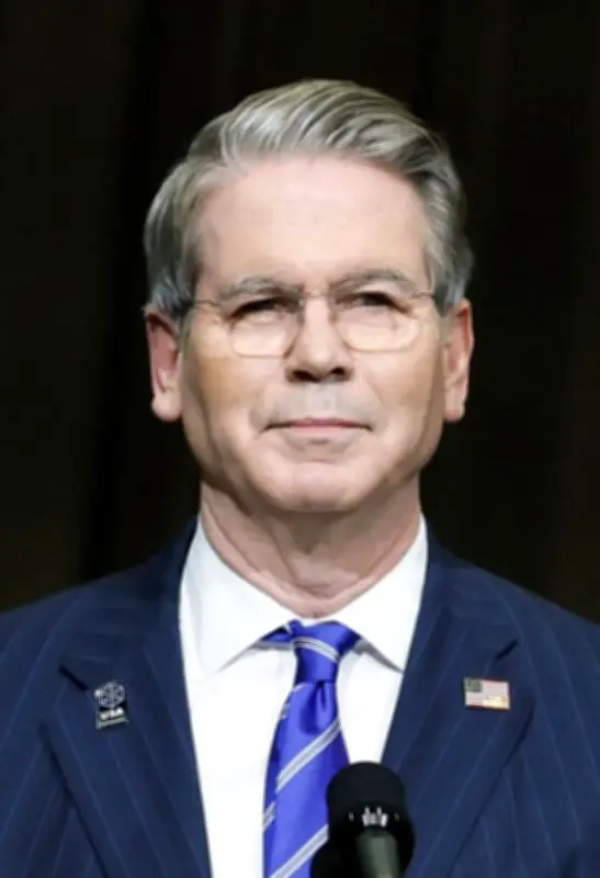 米財務長官、ホルムズ海峡で有志国と船舶護衛を表明　軍準備整い次第早期実施へ