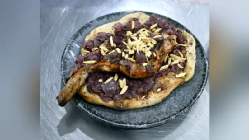 パレスチナ伝統料理ムサッハン、秋のオリーブ油と炭焼き鶏肉の味わいを探る