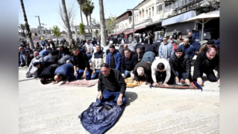 イスラエル、ラマダン中にアルアクサ・モスク入場禁止…路上礼拝の信徒数百人