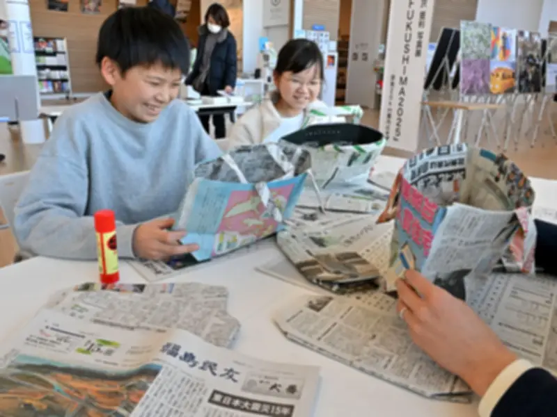 福島民友の日開催、新聞紙で防災グッズ作り体験し震災の教訓学ぶ