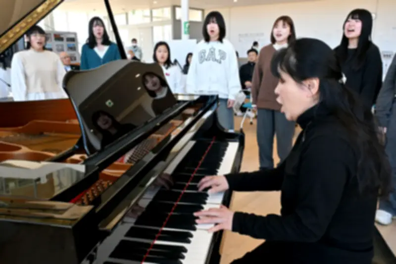 修復ピアノと歌声が響く 福島の合唱団が伝承館で復興の思いを演奏