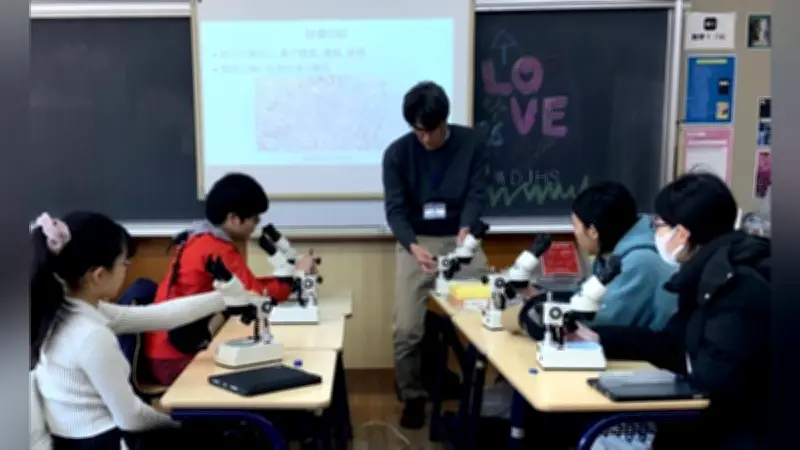 元南極観測隊員が同志社中学校で講義、砂と石の地学を中学生に伝える