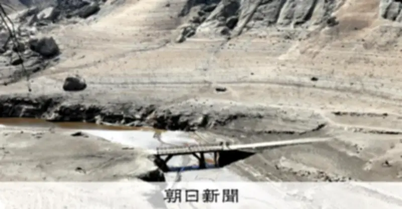 宇連ダム貯水率0％に 干上がった湖底から沈んだ橋が出現 愛知・新城市