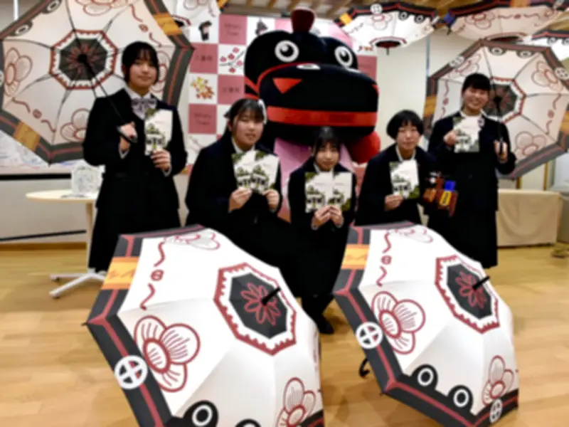 三春町の高校生が考案したオリジナル傘と観光マップで地域活性化を目指す