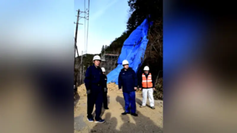 岐阜・下呂市の斜面崩落現場を市長らが視察、県道は依然通行止め続く