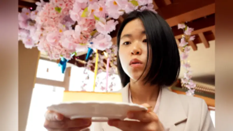 棋聖戦第６局、記録係の張二段に一足早いバースデーサプライズ チーズケーキで祝福