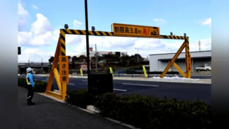 トラック積載の重機が高さ制限ガードに衝突事故多発、和歌山県警が運行前の高さ計測を呼びかけ