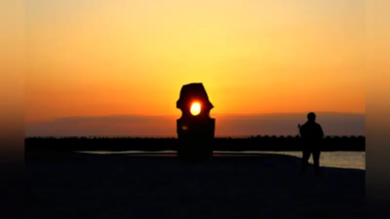 愛媛・恋人岬のモニュメントに夕日が収まる美景 春分・秋分の日前後の限定現象