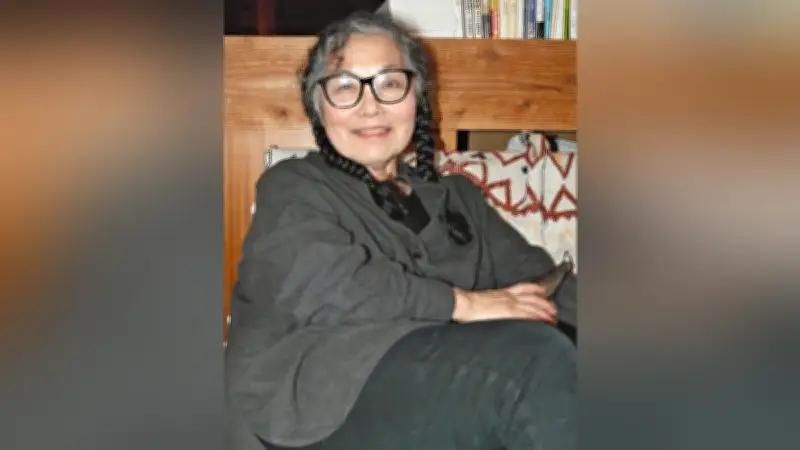 熊本の詩人・伊藤比呂美、父の戦後を児童文学でたどる新著『わたしのおとうさんのりゅう』