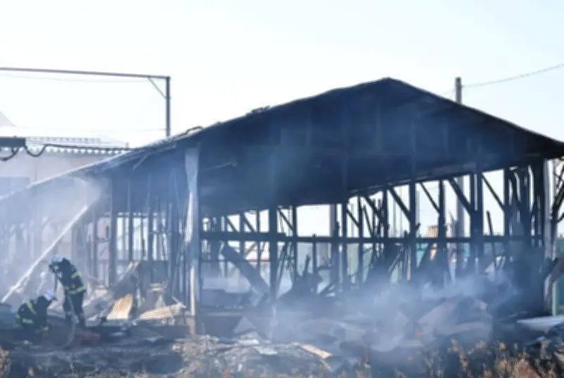 福井県坂井市で工務店倉庫が全焼、高校フェンスにも延焼 けが人なし