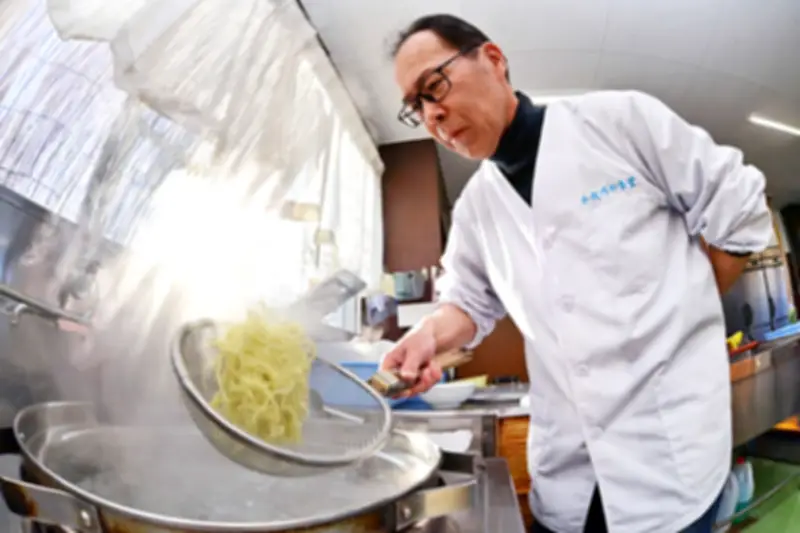 須賀川の老舗食堂「千代乃や」、三代目が守る竹踏み自家製麺とごまみそラーメンの味
