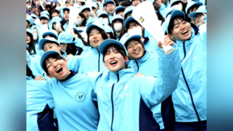 山梨学院ソフトボール部、野球部に友情応援 全国大会敗戦の悔しさ込めて