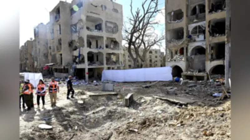 イラン弾道ミサイルがイスラエル南部を直撃、住宅街に巨大クレーターと甚大な被害