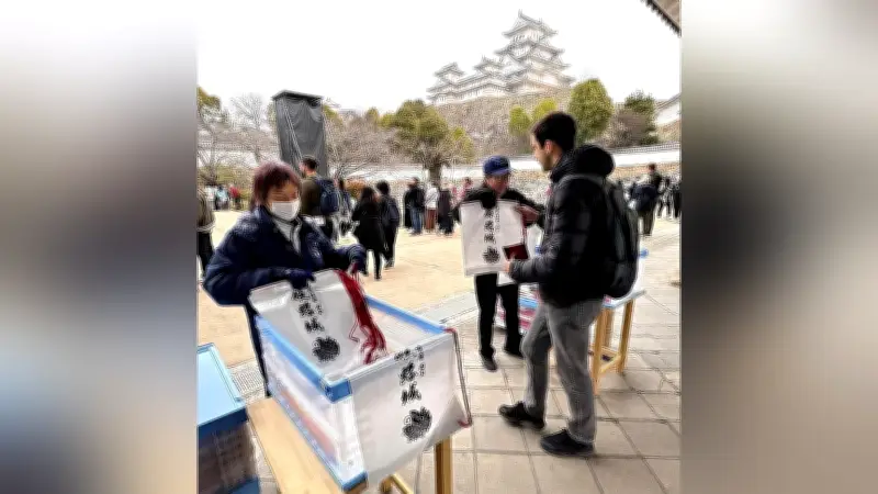 姫路城で肩掛け式携帯袋の配布開始、階段上り下りが楽に ポリ袋廃止で観光客歓迎