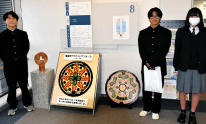 太田市役所にマンホールふた常設展示 市の花サルビアと松のデザイン、高校生が台座製作