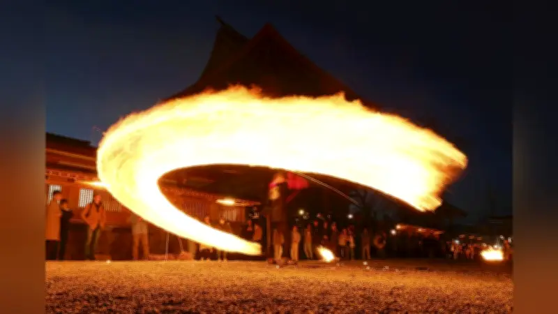 熊本・阿蘇神社で伝統の「火振り神事」 闇夜に炎の輪が舞う農業の神の結婚祝い