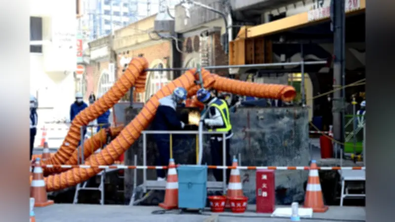 大阪・新御堂筋の巨大鋼鉄管、地上部分を切断し鉄板で穴をふさぎ通行可能に