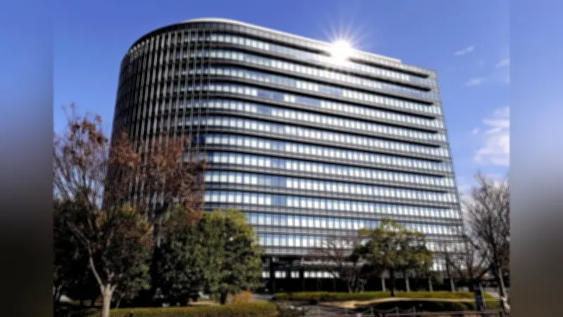 日銀、金融政策見直しを発表 緩和継続も出口戦略に言及