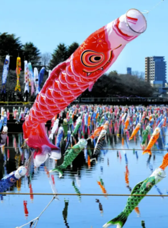群馬・館林で春の風物詩「こいのぼりの里まつり」開幕、桜との競演も