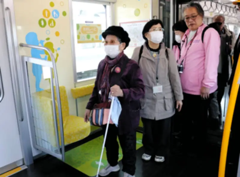 東武鉄道が視覚障害者向け新型車両試乗会を開催 触れて安心のバリアフリー実現