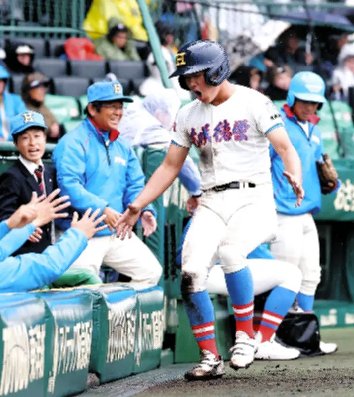 花咲徳栄・岩井虹太郎選手、新ルーティンでセンバツ甲子園をけん引