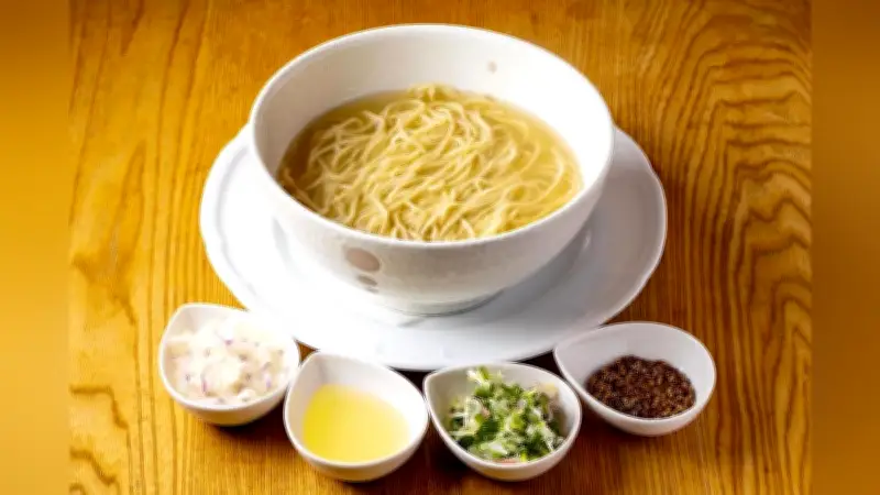 札幌のフレンチ店が提供する純粋な塩ラーメン、自家製鶏ブイヨンと洞爺湖の塩で仕上げ